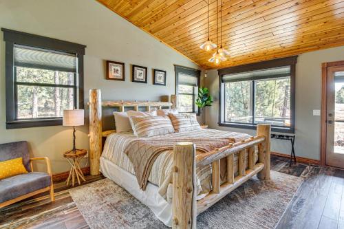 - une chambre avec un grand lit et un plafond en bois dans l'établissement Show Low Cabin Rental about 5 Mi to Fool Hollow Lake!, à Show Low