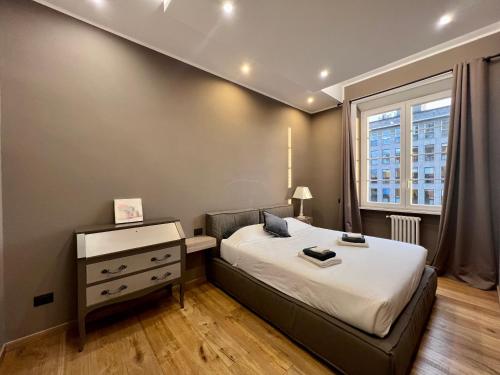 una camera con letto, cassettiera e finestra di NEW WONDERFUL BILO WITH WALK-IN CLOSET from Moscova Suites Apartments a Milano