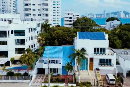 eine Gruppe weißer Gebäude mit blauen Dächern in der Unterkunft BLUE HOUSE - Beachfront Luxury House with 8 Bedrooms in Cartagena de Indias