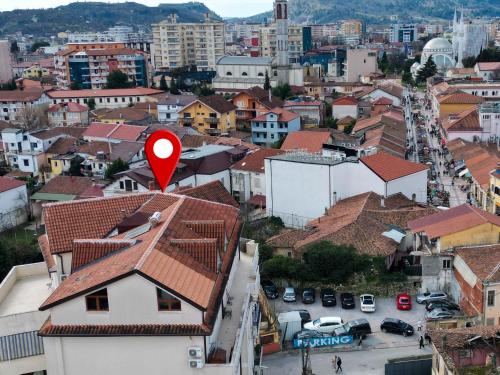 una ciudad con un marcador rojo en los tejados de edificios en Anoe City Center Apartment, en Shkodër