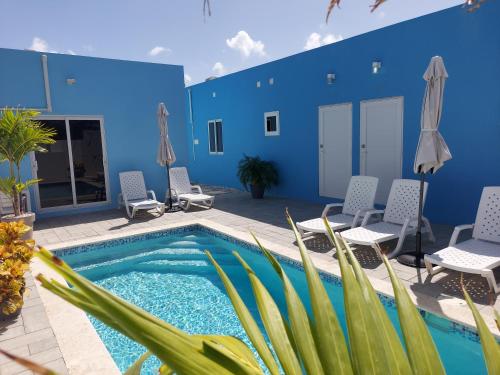 Der Swimmingpool an oder in der Nähe von Apricity Suites Aruba