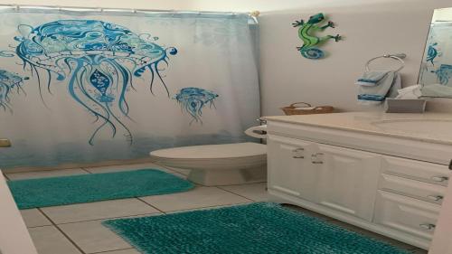 un baño con una cortina de ducha con un pulpo dibujado en Go Fish Inn, en Big Pine Key