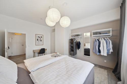 ein Schlafzimmer mit einem großen Bett und einem Spiegel in der Unterkunft Ruhige Lage, gute Anbindung, frisch renoviert in Fellbach