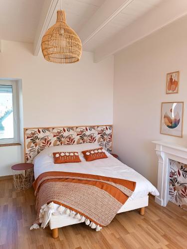 une chambre avec un lit et une cheminée dans l'établissement Ty Porzh, à Porspoder