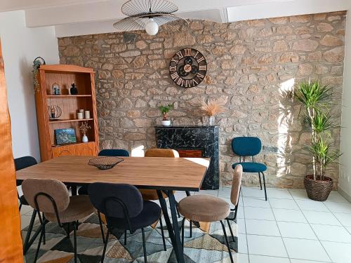 une salle à manger avec une table et des chaises en bois dans l'établissement Ty Porzh, à Porspoder