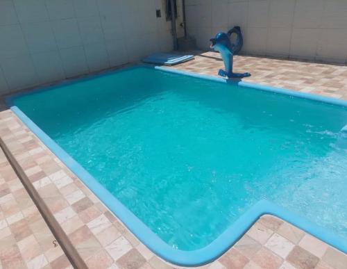- une piscine avec un tuyau dans l'eau dans l'établissement Casa Sunset Beach Abaís, à Estância