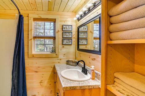 ein Bad mit einem Waschbecken und einem Spiegel in der Unterkunft Peaceful Cabin 2 Mi to Dale Hollow Lake in Albany
