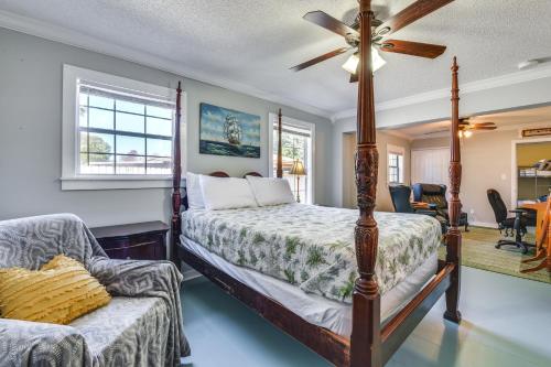 Postel nebo postele na pokoji v ubytování Pet-Friendly Fort Walton Beach Home 4 Mi to Ocean