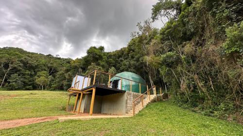 a building with a dome on top of a field at Domo da Montanha in Monte Verde
