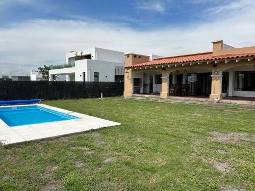 a house with a yard with a swimming pool at Casa para 7 con pileta y parrilla in El Durazno