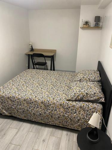 Ένα ή περισσότερα κρεβάτια σε δωμάτιο στο Appartement F2 proche Futuroscope