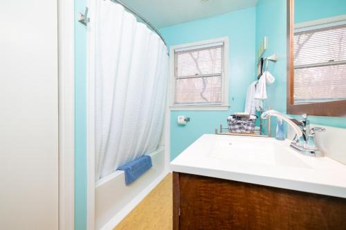 ein Badezimmer mit einem weißen Waschbecken und einer Dusche in der Unterkunft Lake Front Home 15 Min from BlueRidge Mountains. in Stanardsville