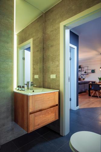 a bathroom with a sink and a mirror at Apartament Słoneczny in Kwidzyn