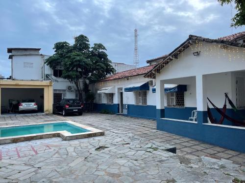 une cour d'une maison avec une piscine dans l'établissement Hostel Baltazar, à Fortaleza