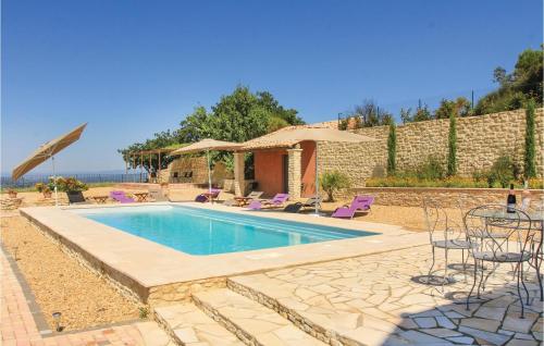 une piscine avec des chaises et une maison dans l'établissement Awesome Home In Cairanne, à Cairanne