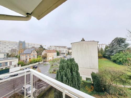 een balkon met uitzicht op de stad bij Appartement cosy au coeur de Reims in Reims