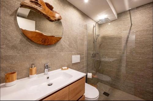 une salle de bain avec un lavabo et une douche en verre dans l'établissement LA VILLA BALI A CANNES, à Cannes