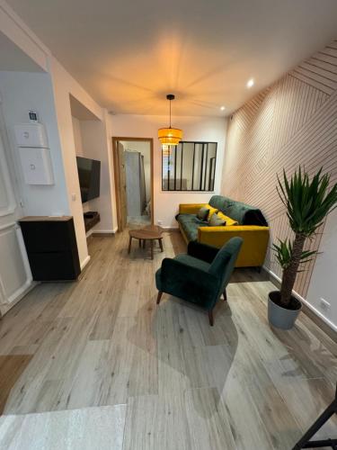 un salon avec un canapé et une chaise dans l'établissement Appartement moderne au centre-ville, à Saint-Denis