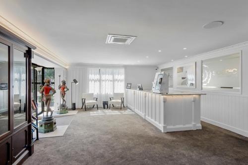 a living room with a kitchen and a dining room at Scenic Hotel Cotswold in Christchurch
