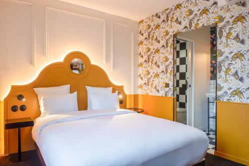 Una cama o camas en una habitación de LABE Hôtel Tours Centre Gare