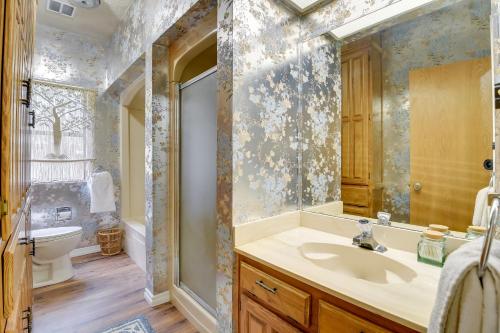 La salle de bains est pourvue d'un lavabo et d'un miroir. dans l'établissement Serene Abilene Oasis on 4 Secluded Acres!, à Abilene