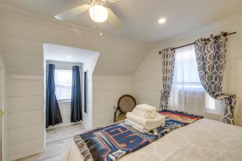 een slaapkamer met een bed en een plafondventilator bij Oxon Hill Rental about 3 miles to MGM National Harbor in Oxon Hill