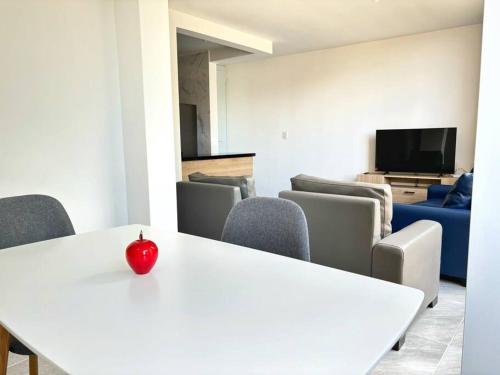a red apple sitting on a white table in a room at Moderno Apto 2HA, Central con Wifi5G in Ibagué