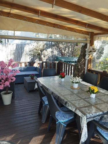 un patio avec une table et des chaises sur une terrasse dans l'établissement Mobil home Gassin, à Gassin