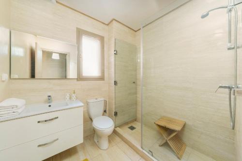 La salle de bains est pourvue d'une douche, de toilettes et d'un lavabo. dans l'établissement Belle Vue piscine - Golf -Wi-Fi, à Marrakech