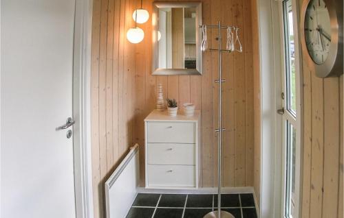 La salle de bains est pourvue d'une douche à l'italienne et d'une horloge. dans l'établissement Cozy Home In Sydals With Sauna, à Skovby