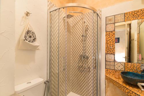 Ένα μπάνιο στο Hostal Artistic B&B