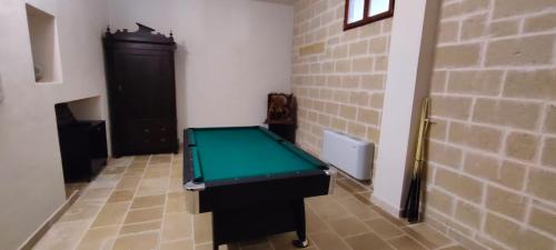 a room with a pool table and a wall at Casolare Lodedo in Ceglie Messapica