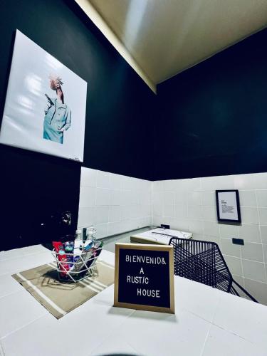 a bathroom with a sign on the wall and a sink at Apto Rústico,Estilo y Encanto. in Armenia