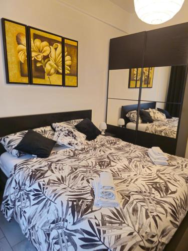 een slaapkamer met een bed en een spiegel bij La Dolce Vita apartment in Rome in Rome