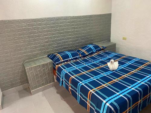 un lit avec un animal rembourré assis au-dessus dans l'établissement Hotel brisas del mar 2022, à Catia La Mar
