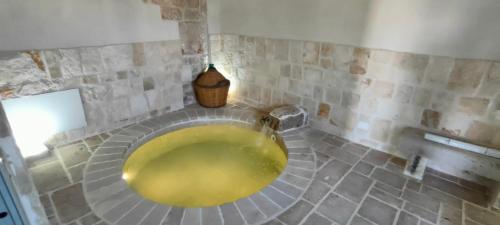 Casolare Lodedo في سيغلي ميسابيكا: حمام مع مغسلة صفراء في الغرفة