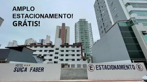 vistas a una ciudad con edificios altos en Hotel Suiça Faber, en Balneário Camboriú