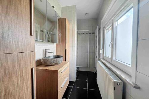 een badkamer met een wastafel en een spiegel bij Charleville 39 J Bruxelles-charleroi-aéroport in Charleroi