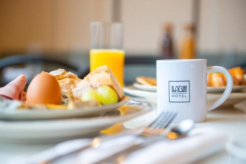 Opciones de desayuno para los huéspedes de LABE Hôtel Tours Centre Gare