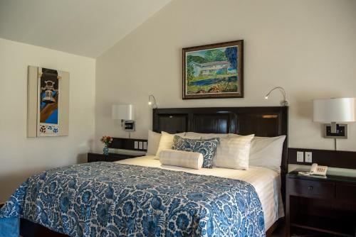 a bedroom with a bed with a blue and white blanket at Hotel Panamonte in Boquete