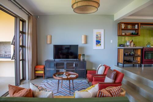 Mossel Bay的住宿－Cape St. Blaize，客厅配有沙发和桌子