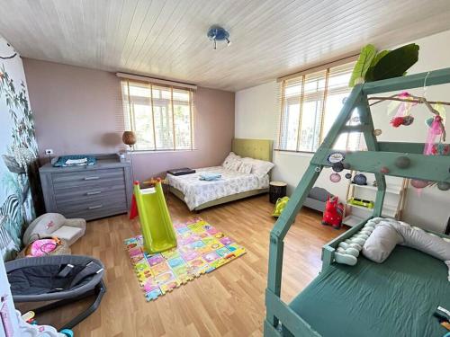 Habitación infantil con litera y habitación con escalera en Villa Parataito- Le Paradis entre Terre et Mer, en Mahina