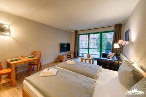 um quarto de hotel com duas camas e uma mesa em Auszeit-im-Harz Haus 5 Wohnung 11 em Stiege