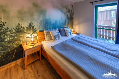 a bedroom with a bed and a painting on the wall at Auszeit-im-Harz Haus 5 Wohnung 23 in Stiege