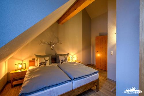 1 dormitorio con 1 cama en una habitación con ático en Auszeit-im-Harz Haus 5 Wohnung 35, en Stiege