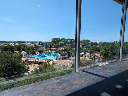 - une vue sur un parc aquatique depuis la fenêtre dans l'établissement Cap d'Agde - Secteur Richelieu 10 couchages, au Cap d'Agde