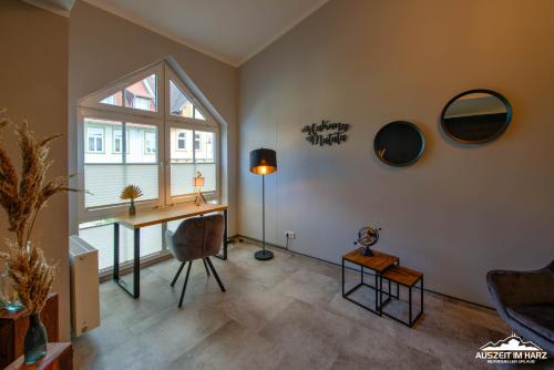a living room with a desk and a window at Auszeit-im-Harz Haus 6 Ferienhaus in Wernigerode
