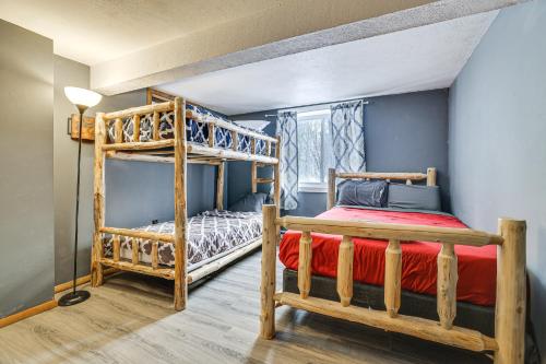 1 dormitorio con 2 literas y ventana en Lakefront Cabin with Hot Tub 6 Mi to Ski Resort! en White Haven