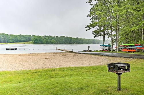 Fotografie z fotogalerie ubytování 6 Mi to Jack Frost Ski! Lakefront Cabin with Hot Tub v destinaci White Haven