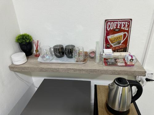 ein Regal mit Tassen und einer Kaffeekiste drauf in der Unterkunft Casa Mia in San Miguel